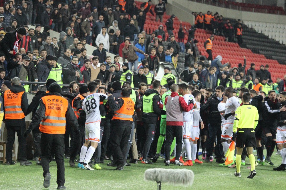 Gaziantep Arena’da Tribünler Karıştı