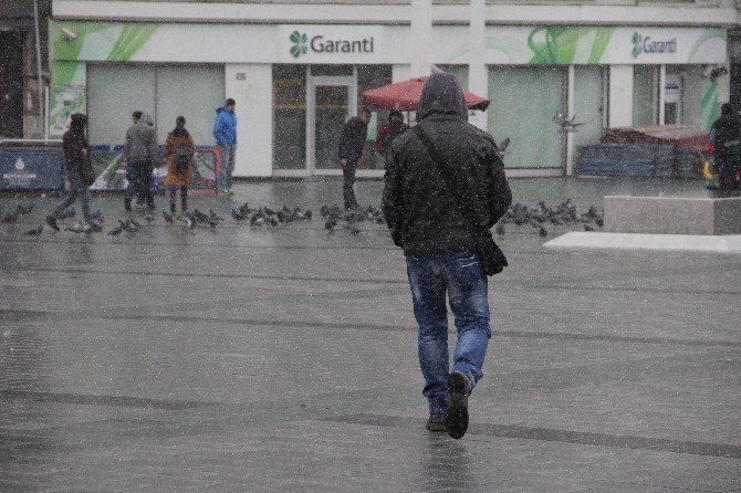 İstanbul’da Kar Yağışı Etkisini Gösterdi