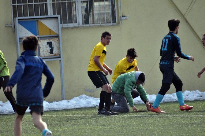 Futbol Sahasında Uçan Tekme Ve Yumruklar Konuştu