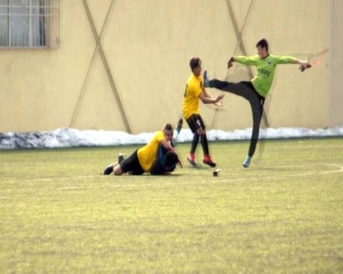 Futbol Sahasında Uçan Tekme Ve Yumruklar Konuştu