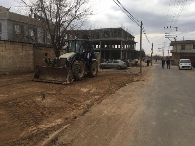 Elbeyli İlçesinde Yol Genişletme Çalışmaları Sürüyor