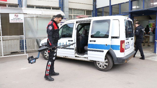 Şehrin Göbeğinde Güpe Gündüz Define Arayınca Polise Yakalandılar