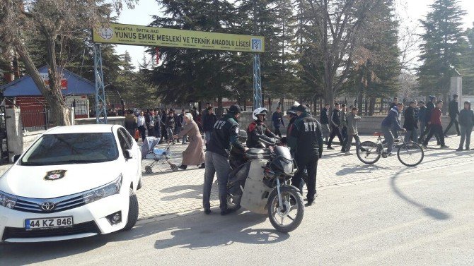 Polis Okul Önlerinde Ve Çevrelerinde Denetimlerini Sürdürüyor