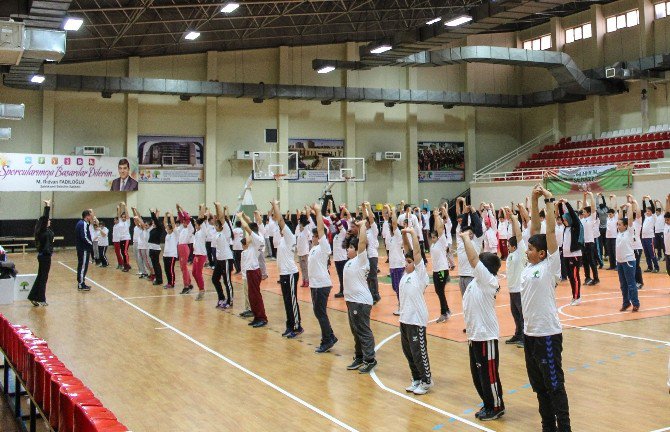 Öğrenciler, Sağlıklı Yaşam İçin Toplu Halde Spor Yaptılar