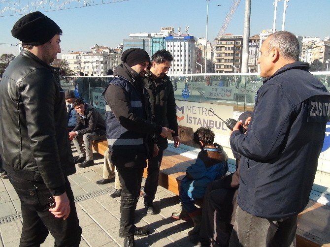 Taksim’de Vicdansız “Baba” Oğlunu Bayıltarak Böyle Dilendirdi