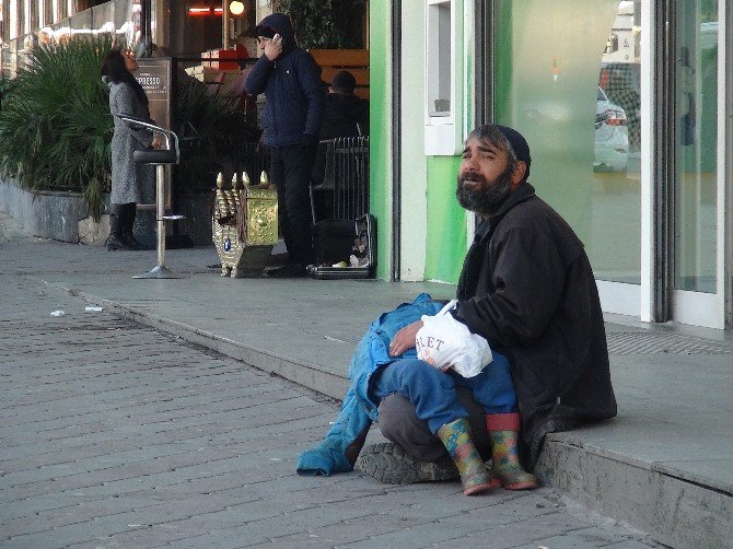 Taksim’de Vicdansız “Baba” Oğlunu Bayıltarak Böyle Dilendirdi