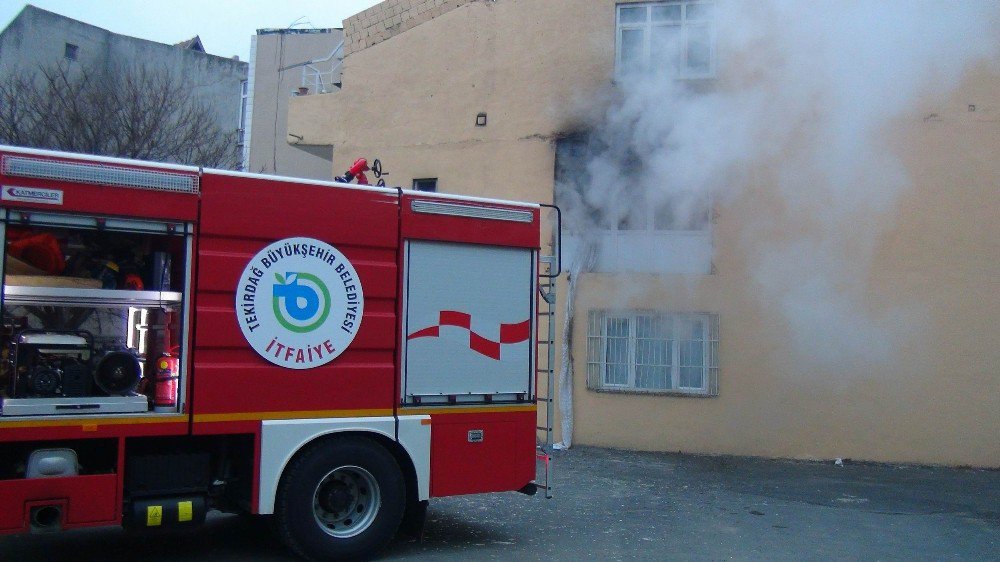 Patlayan Tüpten Çıkan Yangında 2 Kişi Dumandan Etkilendi