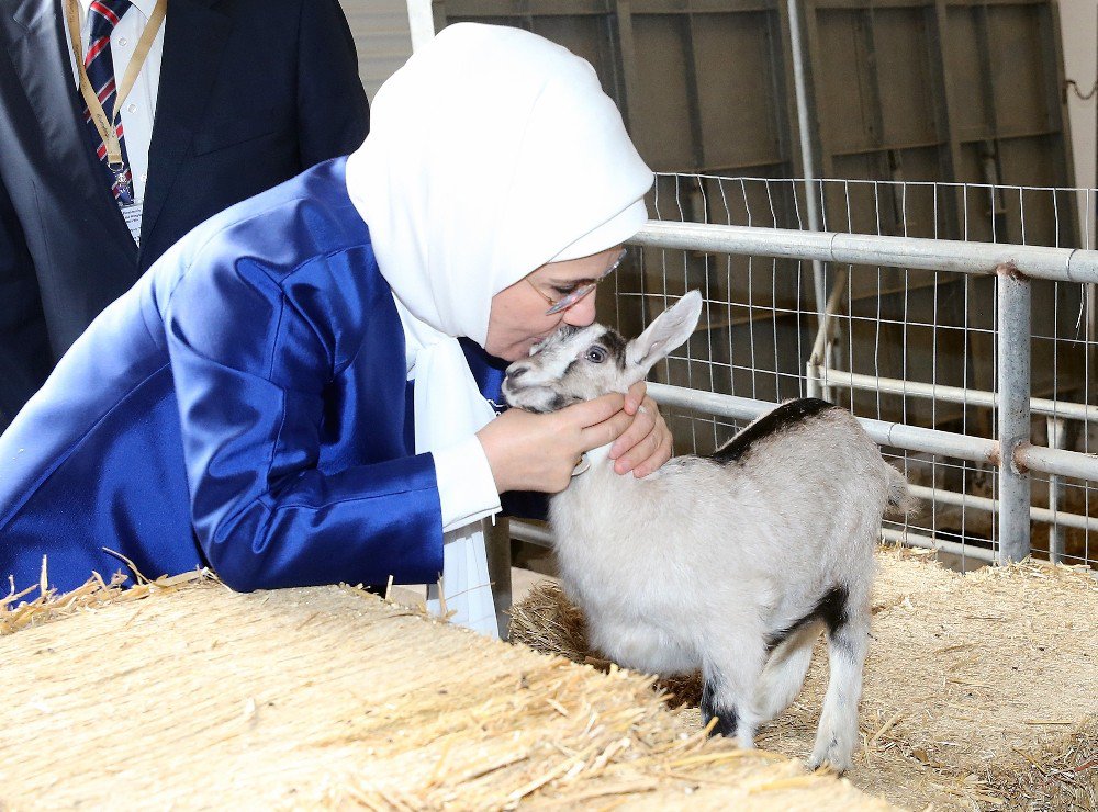 Emine Erdoğan Bahreyn’de Sosyal Yaşam Ve Meslek Edindirme Merkezini Ziyaret Etti