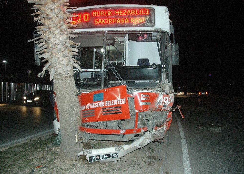 Belediye Otobüsü Kaza Yaptı: 3 Yaralı