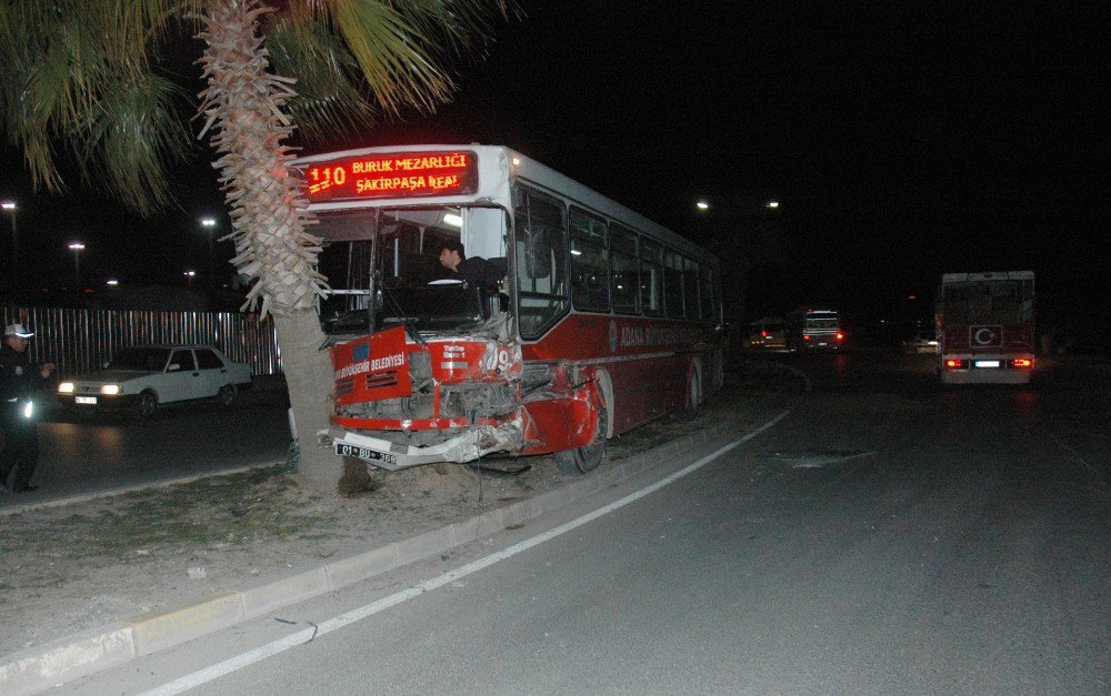 Belediye Otobüsü Kaza Yaptı: 3 Yaralı