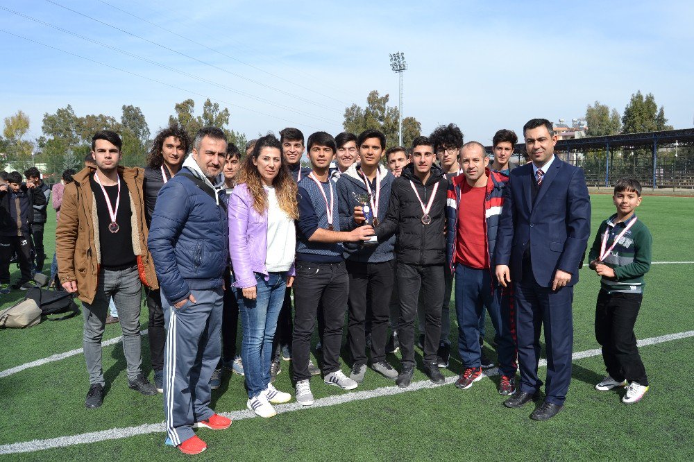 Futbolda Sarıçam Spor Lisesi Şampiyon