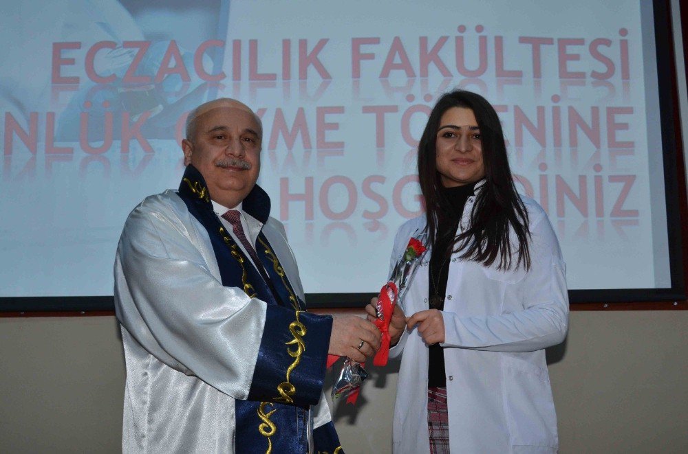 Eczacılık Fakültesi Öğrencileri Önlük Giydi