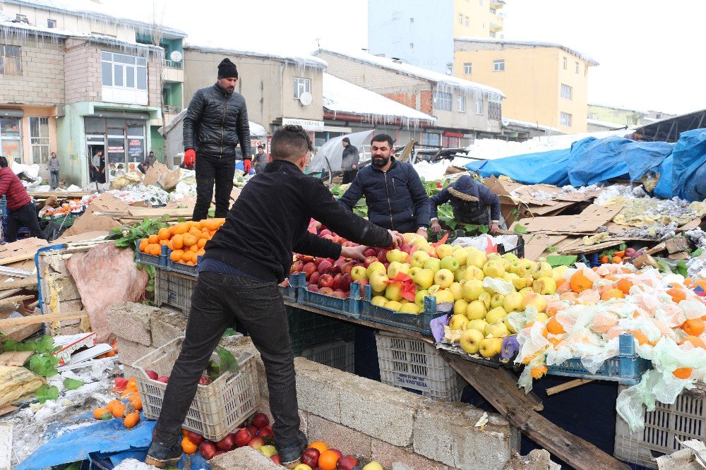 Çatısı Çöken Pazarın Esnafı Yaralarını Sarıyor