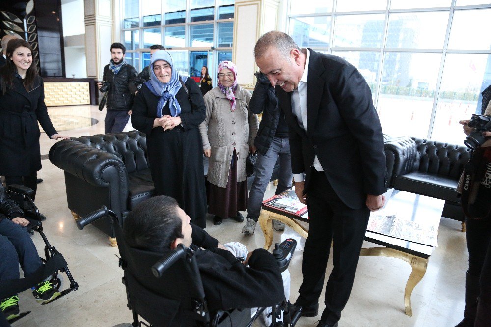 Vicdansız Hırsızlar Engelli Gencin Sandalyesini Çaldı