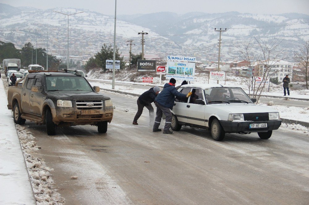 Çan’da Tepeköy Rampası Buz Pistine Dönüştü