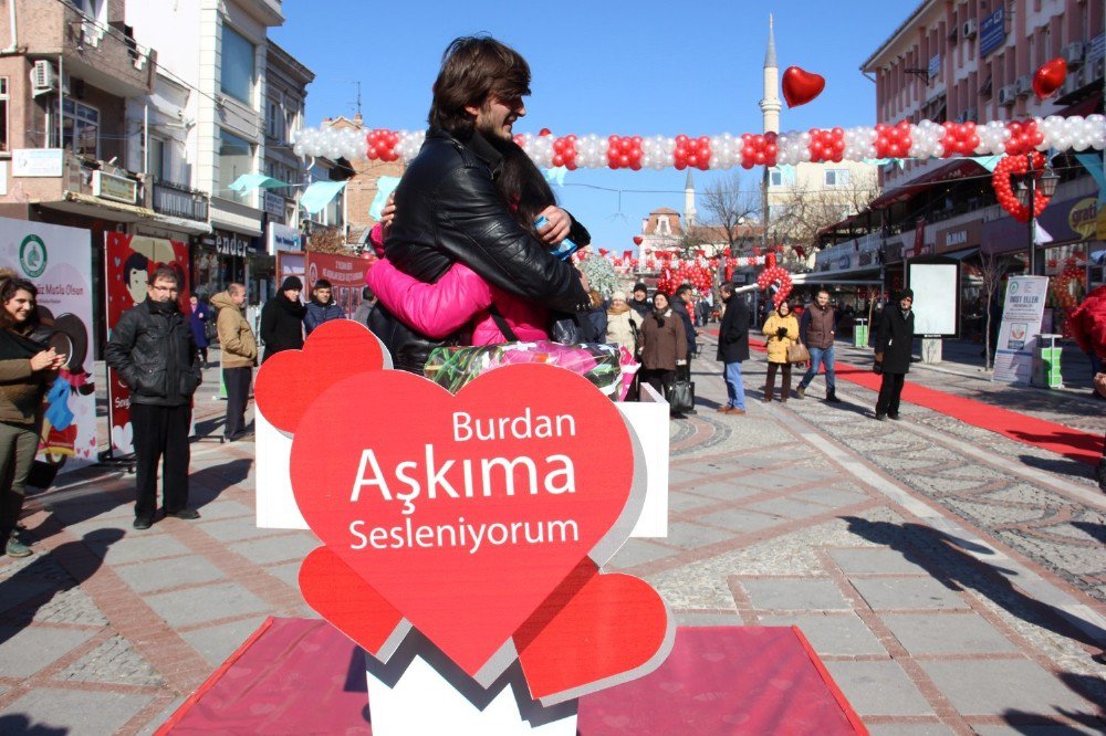 Kürsüye Çıkıp İlanı Aşklarını Ettiler