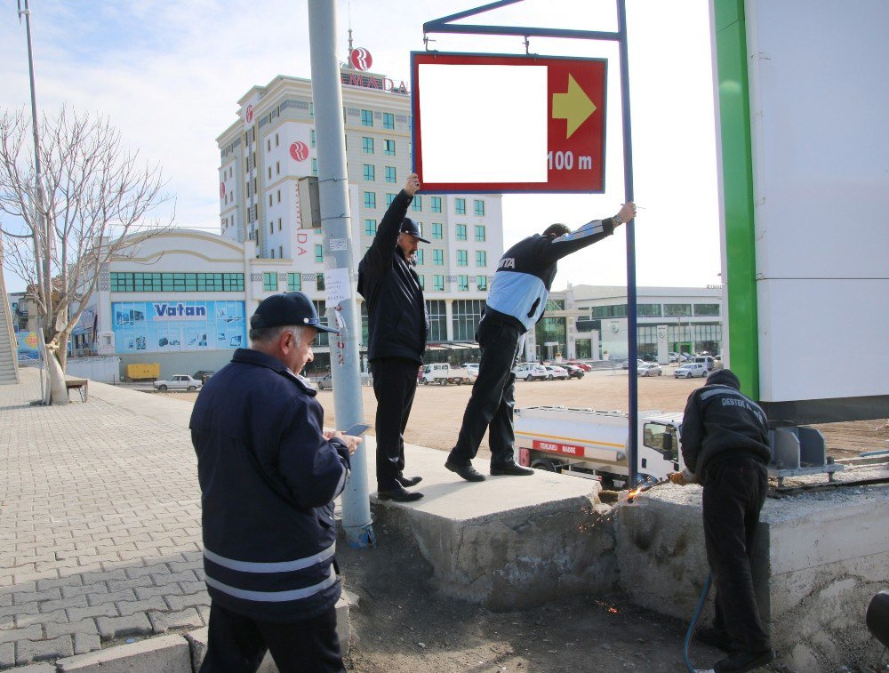 Elazığ’da Kirlilik Oluşturan Tabelalar Kaldırılıyor