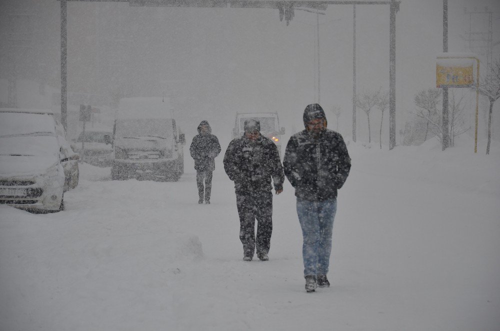 Yüksekova’da Yoğun Kar Yağışı