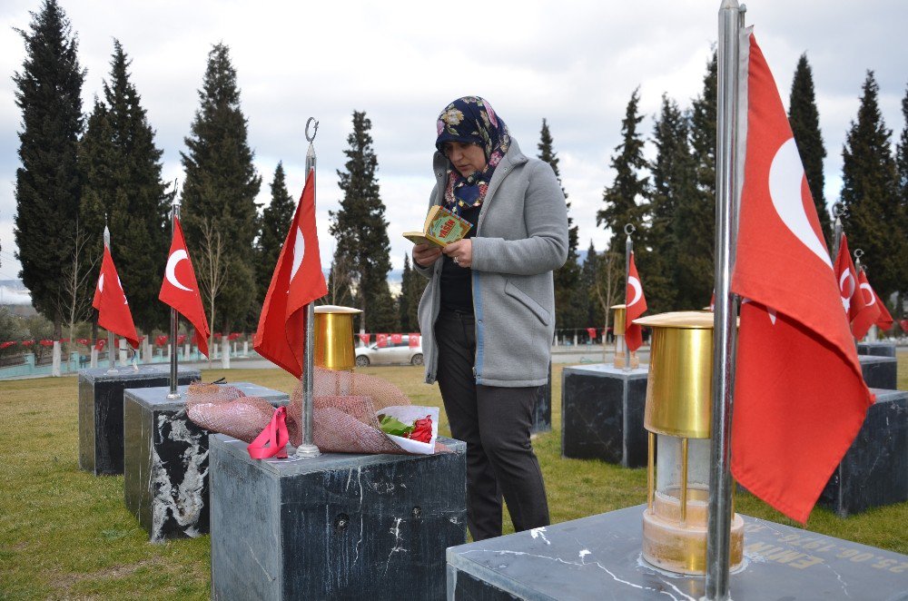 Onlar Sevgilerini Toprağın İçine Gömdüler