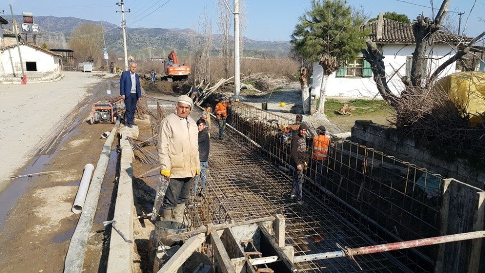 Ödemiş’in O Mahallesinde Kötü Koku Ve Çamura Kanallı Çözüm