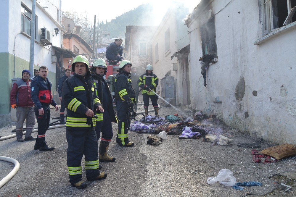 Çakmakla Oynayan 3 Yaşındaki Çocuk Yangın Çıkardı