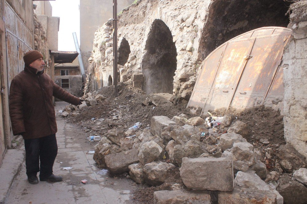 Mardin’de Tarihi Yapılar Dökülüyor