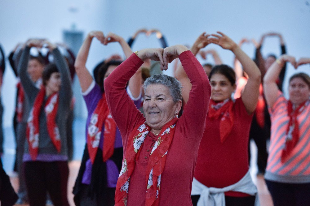 Muratpaşalı Kadınlardan ‘Sevgi Ve Barış’ Sporu