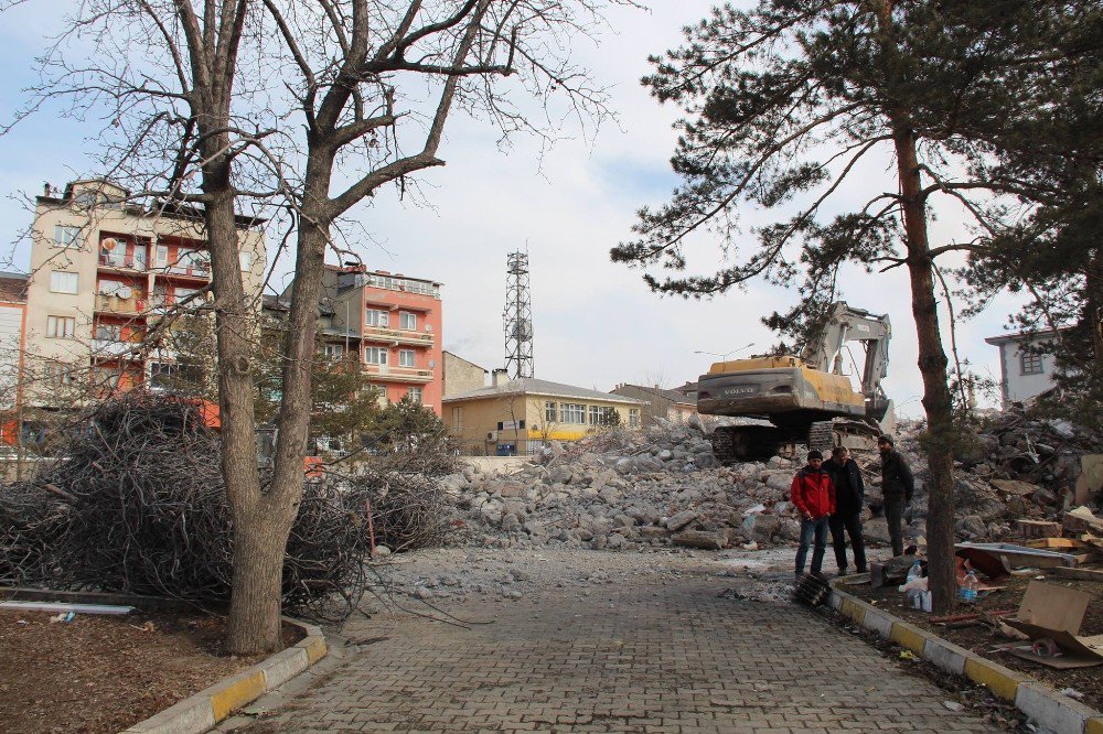 Oltu Eski Hükümet Binası Tarihe Karıştı