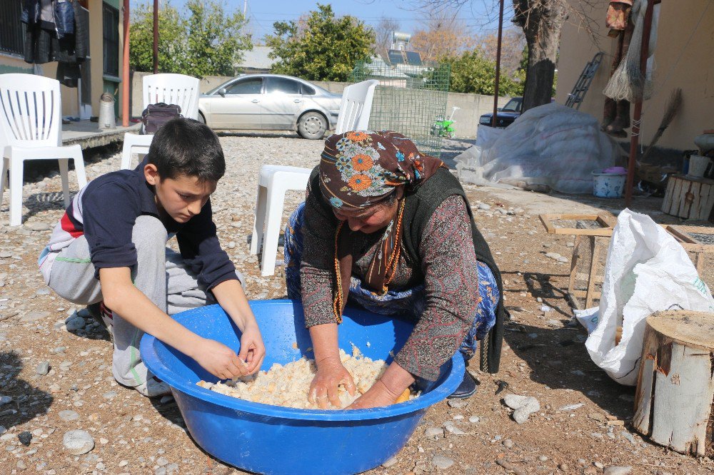 Köy Muhtarı Tavukları Ölümden Kurtardı