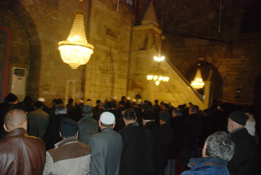 Osmanlı Hanedan Üyesi Bülent Osman İçin Gıyabi Cenaze Namazı Kılındı