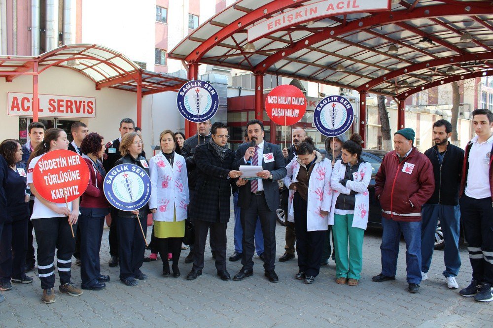 Sağlıkçılar Şiddeti Protesto Etti