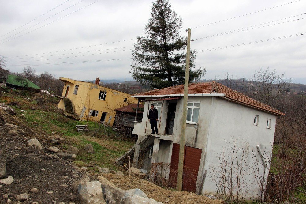 Koca Mahalle Yerinde Durmuyor