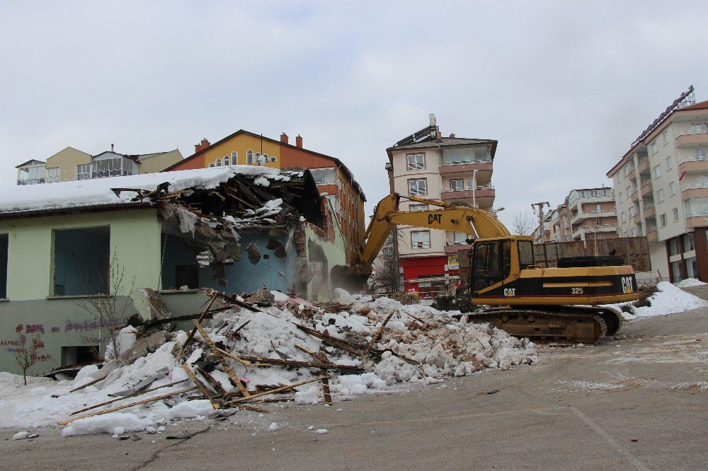 Seydişehir’de Eski Sağlık Meslek Lisesi Binasının Yıkımına Başlandı