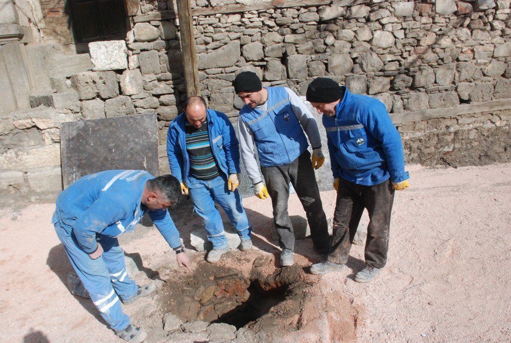 Tarihi Caminin Avlusunda 17 Metre Derinliğinde Kuyu Bulundu