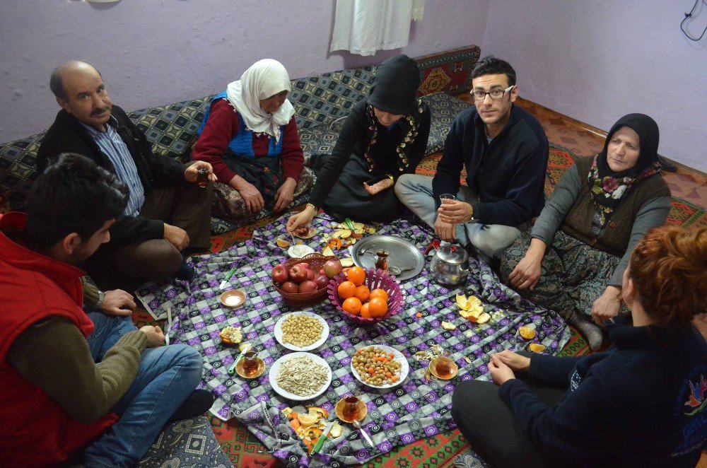 “Çaya Geliyoruz” Projesinde Gönüllüler İşitme Engelli Gence Misafir Oldu