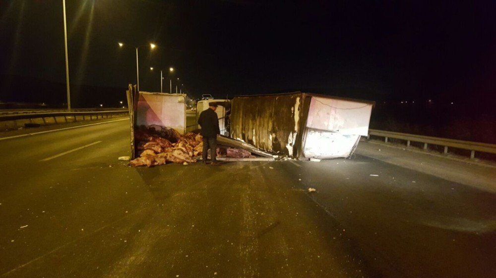 Başkent’te Kontrolden Çıkan Et Yüklü Tır Yola Devrildi