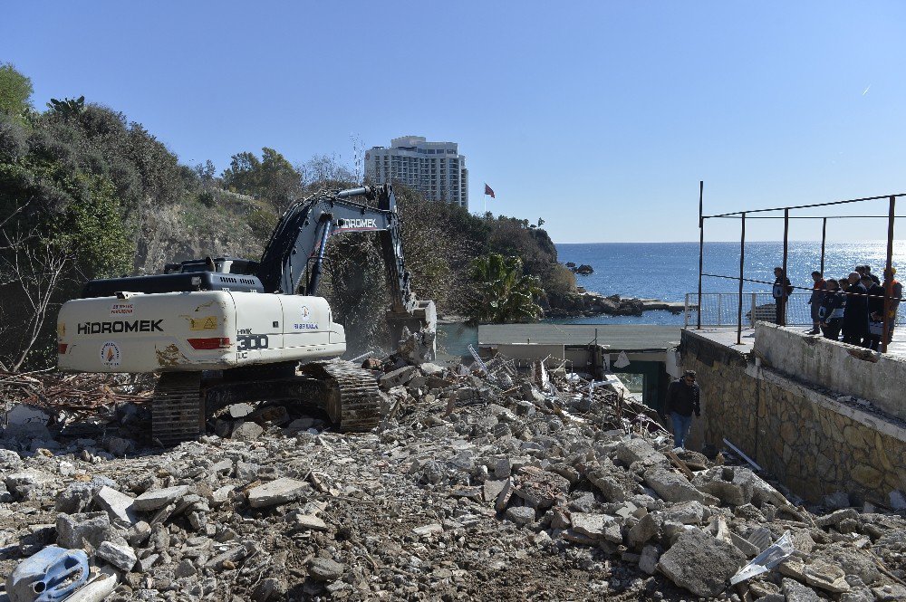 Antalya’da Sit Alanındaki Plaj Tamamen Yıkıldı