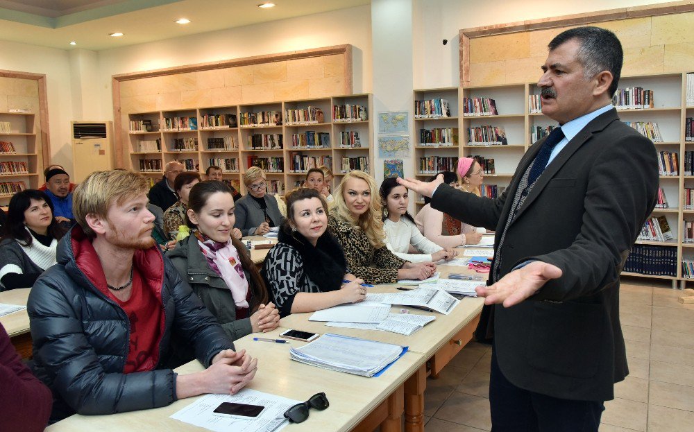 Alanya’da Yaşayan Yerleşik Yabancılar Türkçe Öğreniyor