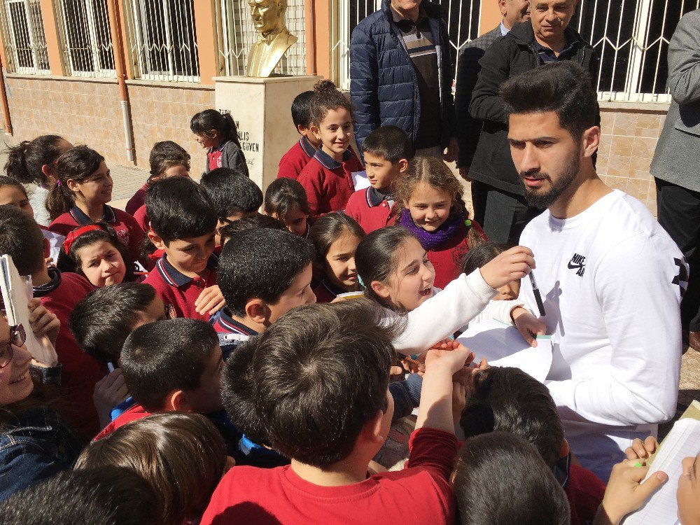 Alanyasporlu Futbolcular Öğrencilerle Buluştu