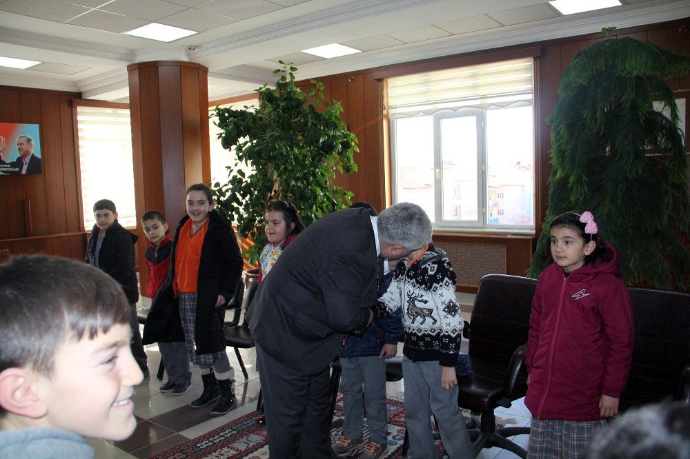 Sorgun Belediye Başkanı Ahmet Şimşek, Öğrencileri Makamında Kabul Etti