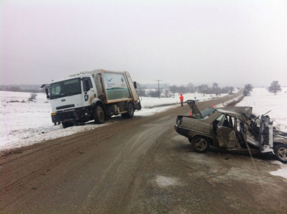 Bilecik’te Otomobille Çöp Kamyonu Çarpıştı: 1 Yaralı