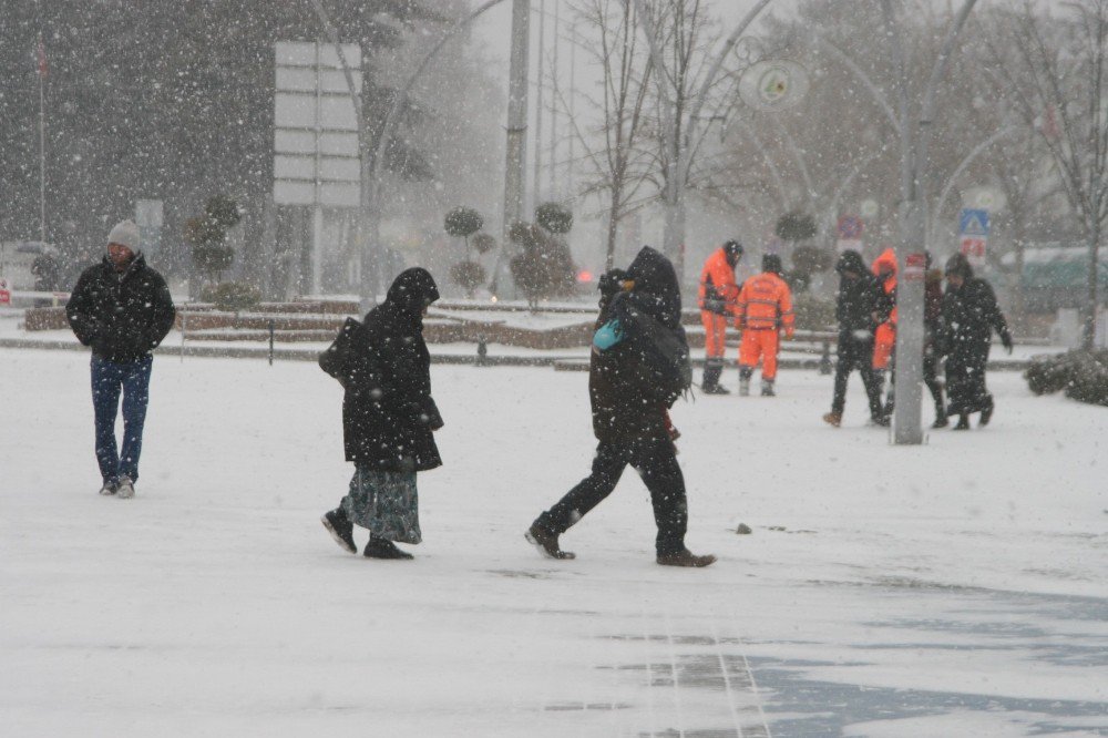 Bolu Kent Merkezinde Yoğun Kar Yağışı Başladı