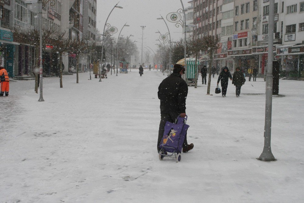 Bolu Kent Merkezinde Yoğun Kar Yağışı Başladı