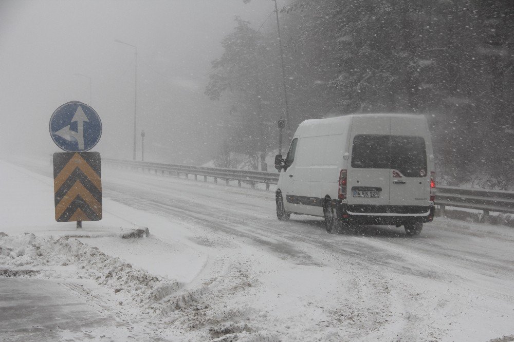 Bolu Dağı’nda Kar Yağışı Şiddetini Artırdı