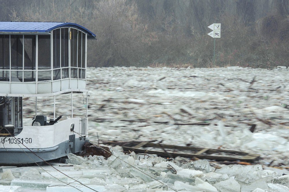 Macaristan’ın Tisza Nehri Buz Akıyor