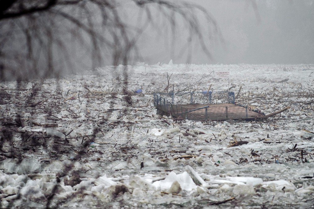 Macaristan’ın Tisza Nehri Buz Akıyor