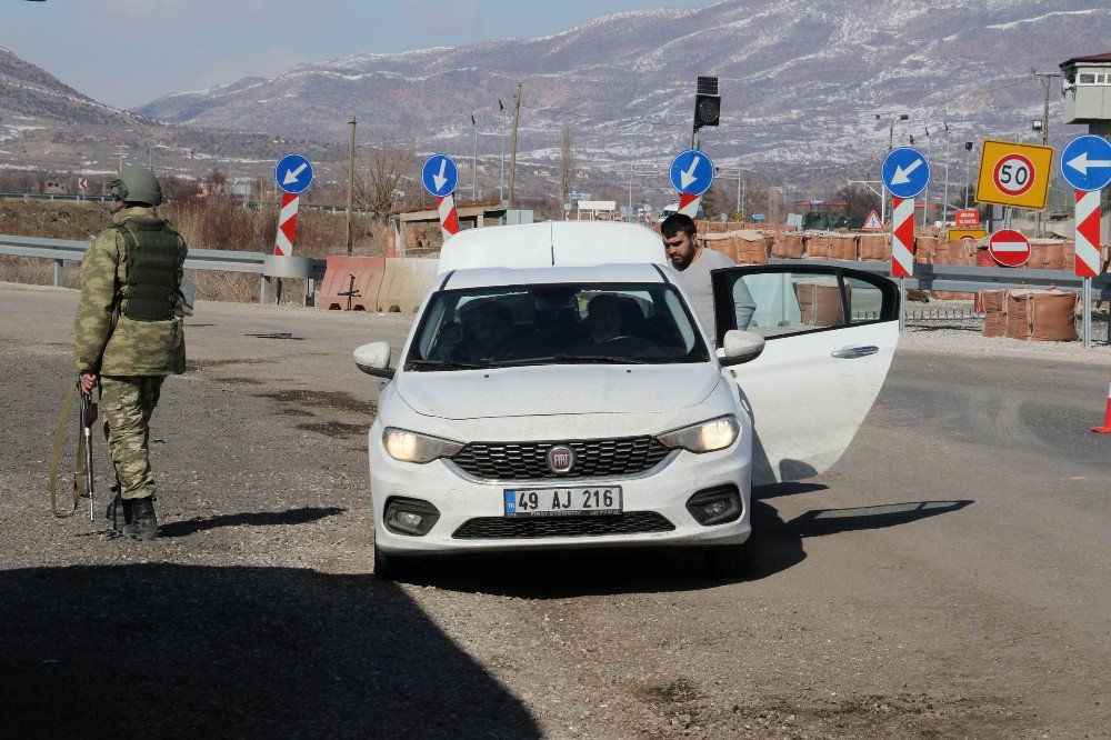 Yolcu Minibüsüne Kurşun İsabet Etti