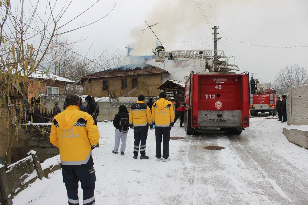 Düzce’de 2 Katlı Ahşap Ev Yangında Kullanılmaz Hale Geldi