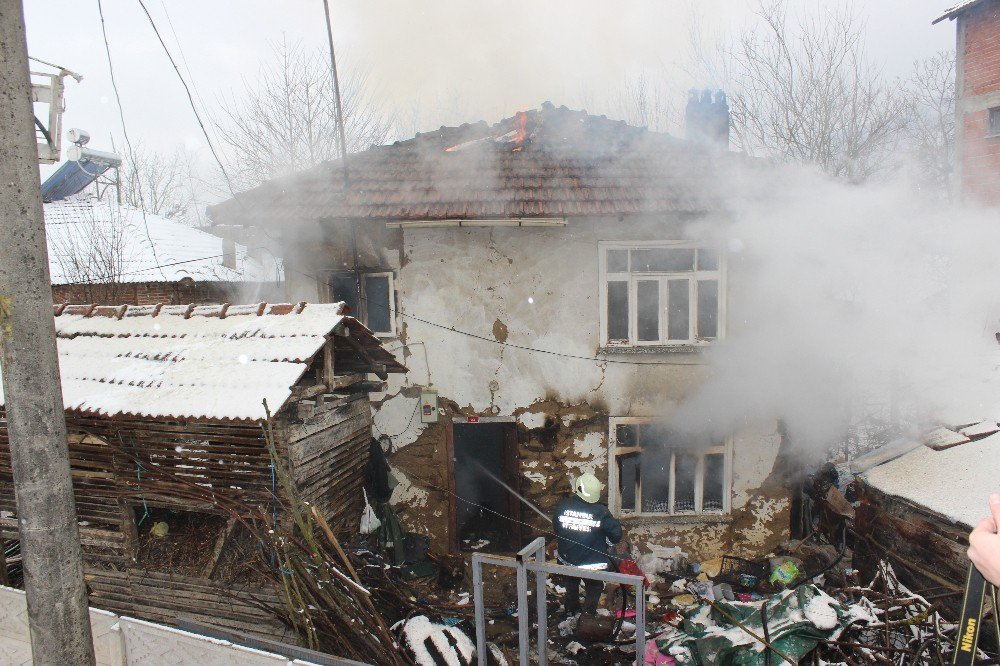 Düzce’de 2 Katlı Ahşap Ev Yangında Kullanılmaz Hale Geldi