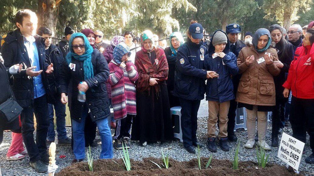 Eşinden Şehit Polis Memuruna Son Görev